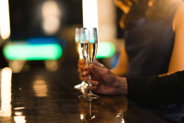 シャンパングラスを持つ女性