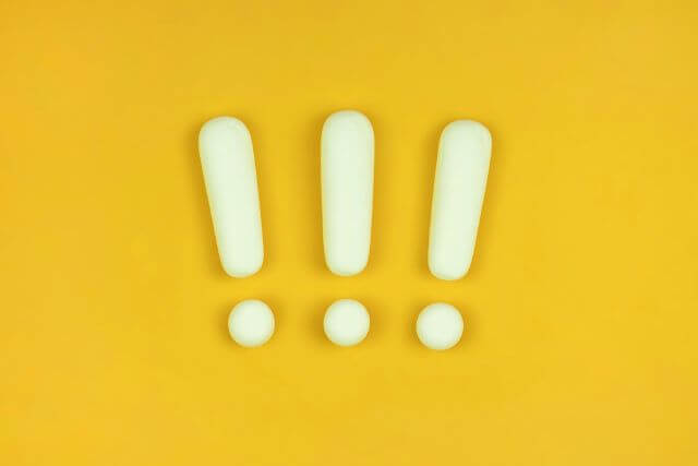 黄色い背景の前にある白いビックリマーク