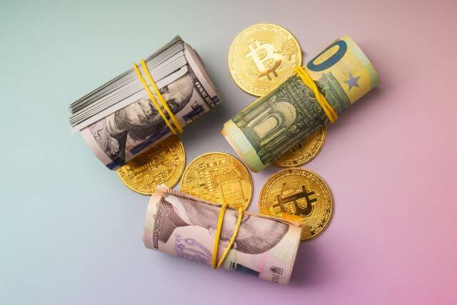 まとめられたお札とコイン